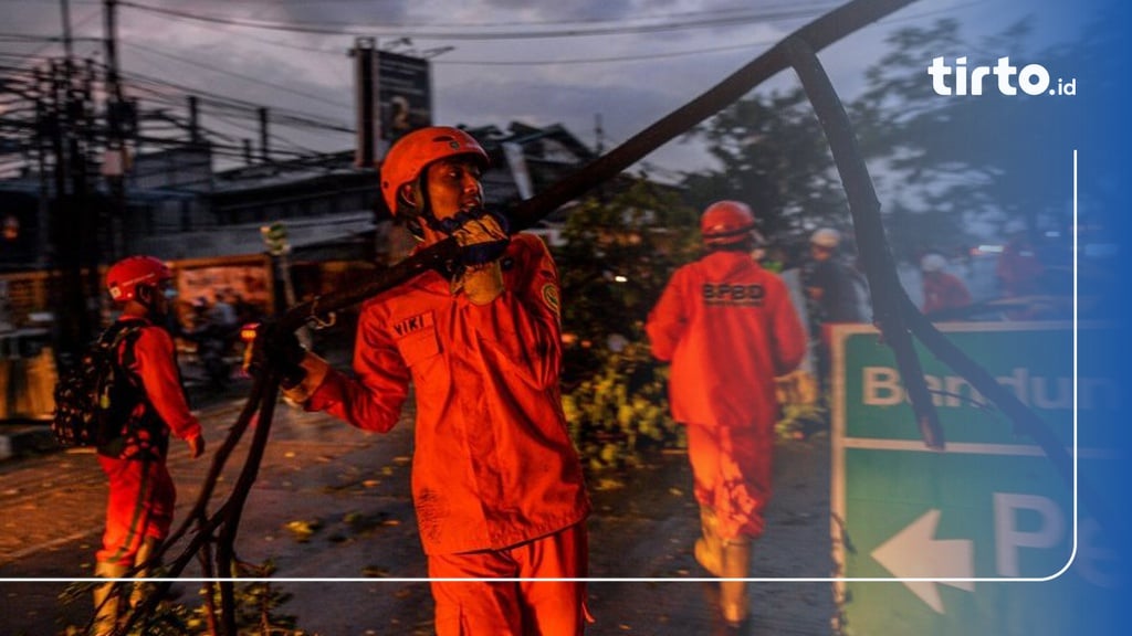 Polisi Evakuasi Dampak Puting Beliung Di Bandung Sumedang