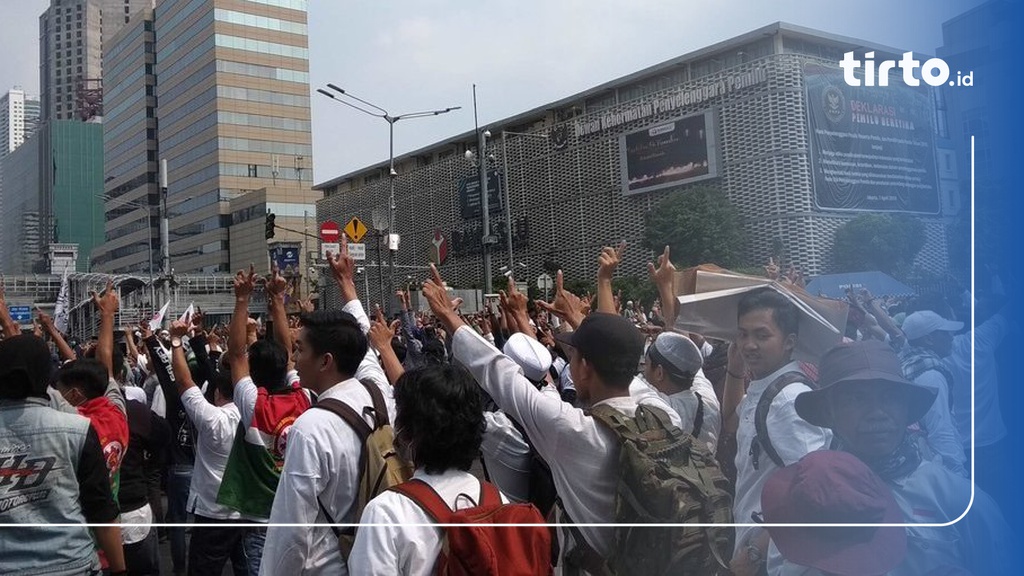 Massa Aksi 22 Mei Masih Bertahan Di Depan Gedung Bawaslu