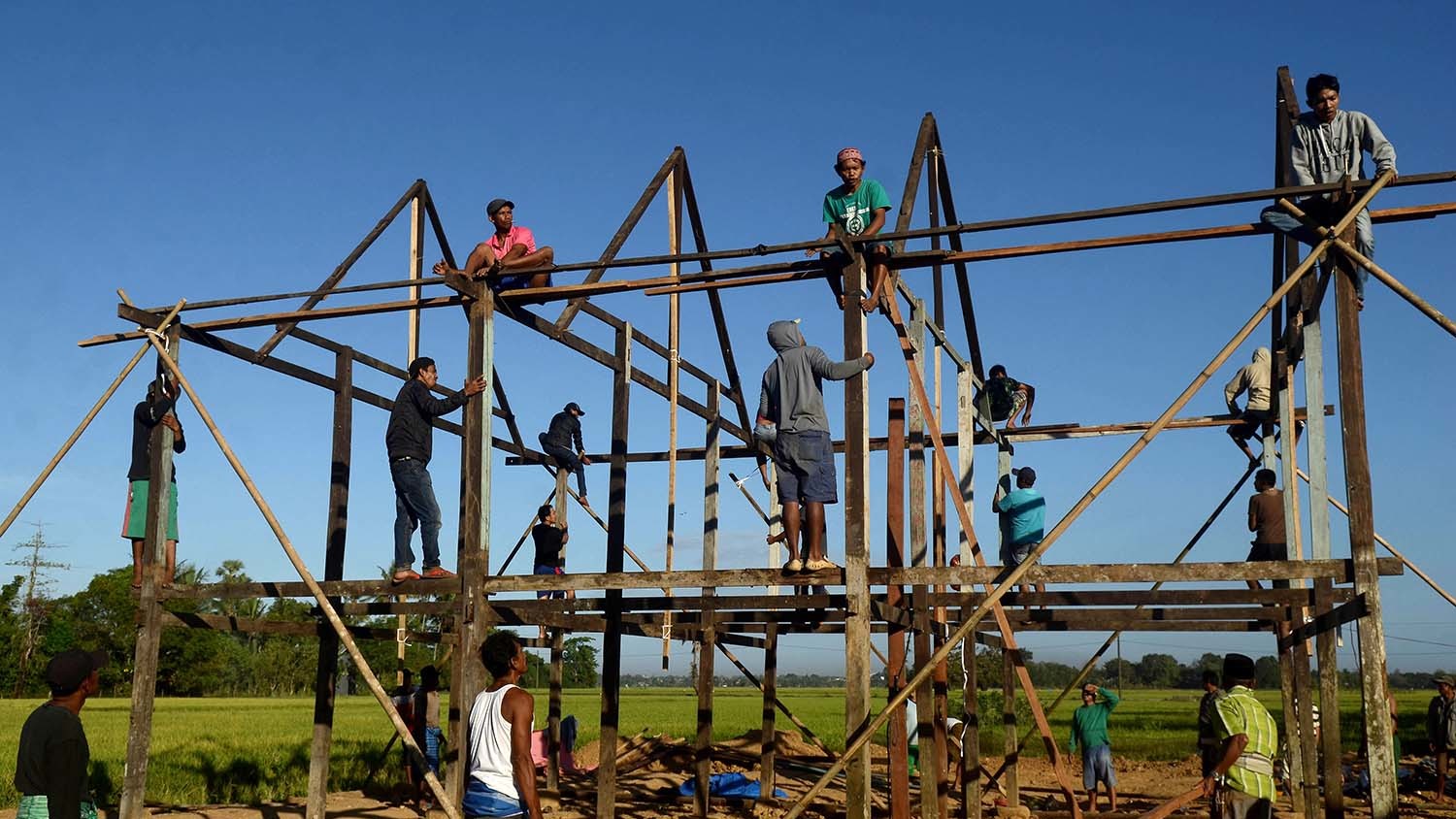 warga bergotong-royong membangun rumah panggung di desa pattotongan, kecamatan mandai, maros, sulawesi selatan, selasa (11/8). budaya gotong royong dalam membangun rumah merupakan tradisi yang masih dilakoni oleh masyarakat setempat guna meringankan beban dan sebagai sikap kebersamaan sesama warga. antara foto/sahrul manda tikupadang/foc/15. BUDAYA GOTONG ROYONG