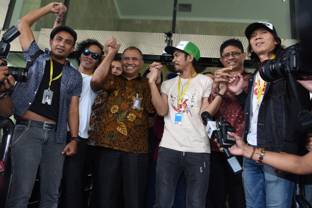 Slank Tolak Hak Angket KPK Melalui Konser Mini Slank Tolak Hak Angket KPK Melalui Konser Mini