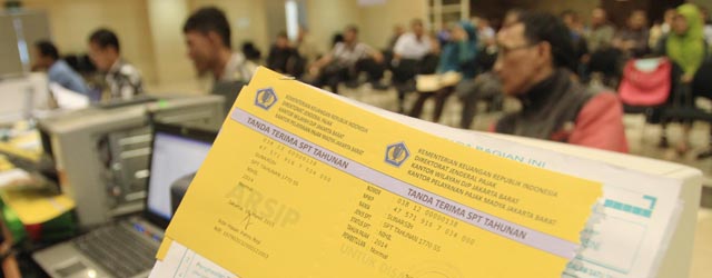 sejumlah wajib pajak memberikan laporan surat pemberitahuan tahunan pajak penghasilan (spt tahunan pph). antara foto/akbar nugroho gumay/asf/mes/15. BATAS AKHIR PENYAMPAIAN SPT PAJAK