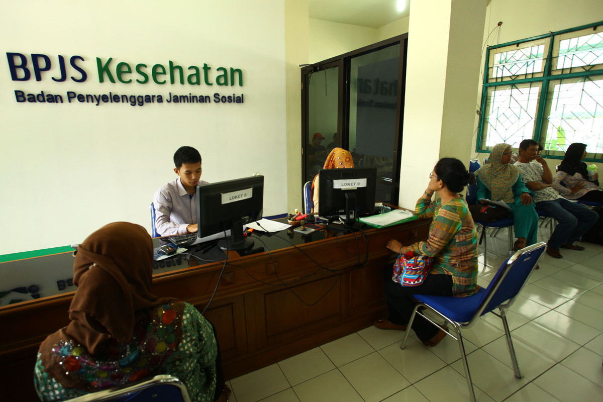 Warga mengurus BPJS Kesehatan di kantor BPJS Kesehatan Yogyakarta, Rabu (16/6). Mulai 1 April 2016 iuran peserta mandiri BPJS Kesehatan direncanakan naik menyusul dikeluarkanya Perpres nomor 19/2016 tentang jaminan kesehatan dari Rp59.500 menjadi 80.000 untuk kelas satu, Rp42.500 menjadi Rp51.000 untuk kelas dua dan Rp25.500 menjadi Rp30.000 untuk kelas tiga. ANTARA FOTO/Andreas Fitri Atmoko/pd/16.