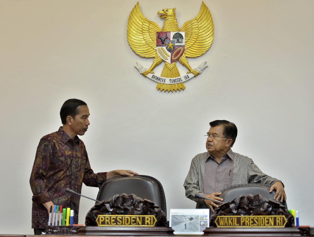 Presiden Joko Widodo (kiri) berdiskusi dengan Wapres Jusuf Kalla (kanan) saat memimpin Rapat Terbatas membahas Harmonisasi Peraturan Perijinan Terkait Ijin Mendirikan Bangunan (IMB) dan Ijin Gangguan (HO) di Kantor Kepresidenanan, Jakarta, Selasa (15/3). Dalam rapat tersebut Presiden menghimbau agar Kementerian terkait bersinergi sehingga fungsi pemerintah dalam perlindungan dan pengelolaan lingkungan hidup semakin mudah, jelas dan terintegrasi. ANTARA FOTO/Yudhi Mahatma/aww/16.