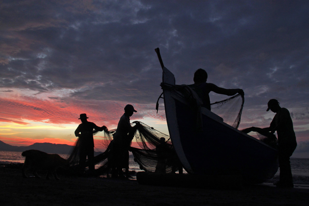 Nelayan tradisional membenahi alat tangkap, jaring pukat usai melaut di Pantai Kampung Jawa, Banda Aceh, Sabtu (23/1). Dalam anggaran tahun 2016, Kementerian Perikanan dan Kelautan memberikan bantuan kapal sebanyak 3.450 unit untuk nelayan tradisional. ANTARA FOTO/Ampelsa/foc/16.