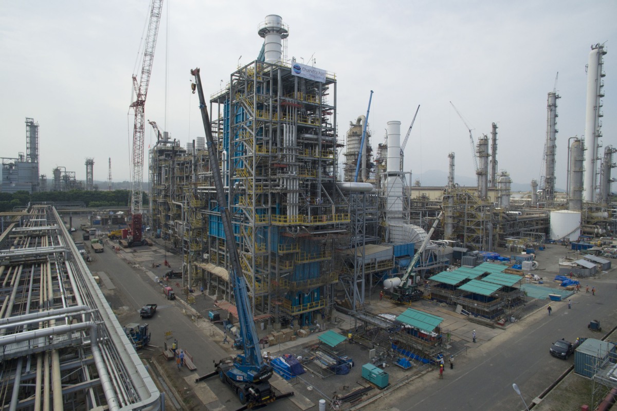 Kegiatan penyelesaian konstruksi ekspansi 'naphtha cracker dan Turn Around Maintenance' (perawatan berkala) fasilitas produksi PT Chandra Asri Petrochemical Tbk (CAP) di Cilegon, Banten, Selasa (17/11). Proyek ekspansi naphtha cracker CAP diperkirakan selesai pada pertengahan Desember 2015, dan akan meningkatkan kapasitas produksi perseroan sebesar 43 persen dari 600.000 metrik ton menjadi 860.000 metrik ton per tahun. ANTARA FOTO/HO/NZ/15.