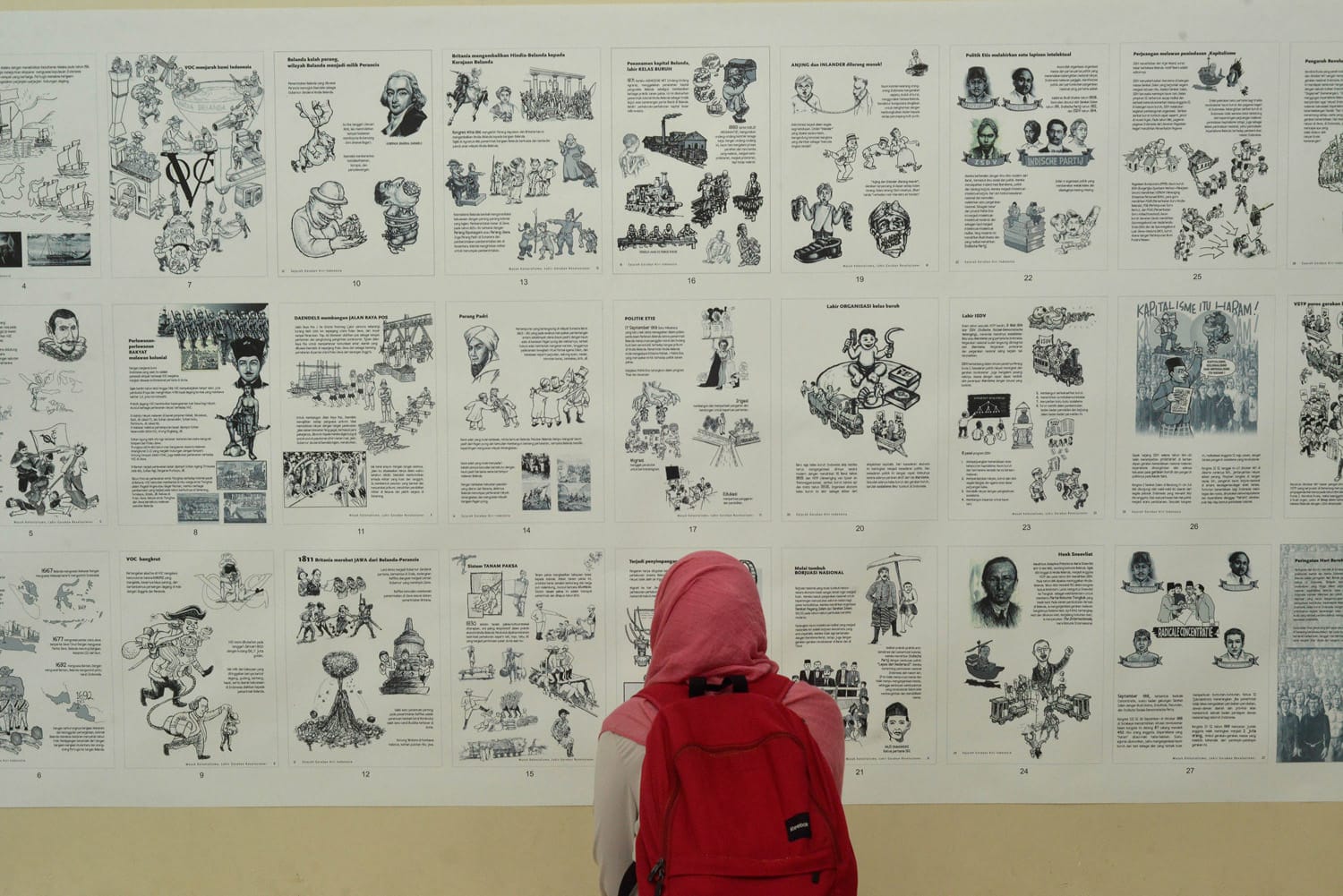 Seorang perempuan melihat pameran dalam Belok Kiri.Fest di Kantor LBH, Jakarta, Minggu (28/2). Kegiatan pameran dan peluncuran buku yang awalnya digelar di kawasan Taman Ismail Marzuki tersebut mengemukakan tentang versi lain sejarah Indonesia. ANTARA FOTO/Rosa Panggabean/kye/16.