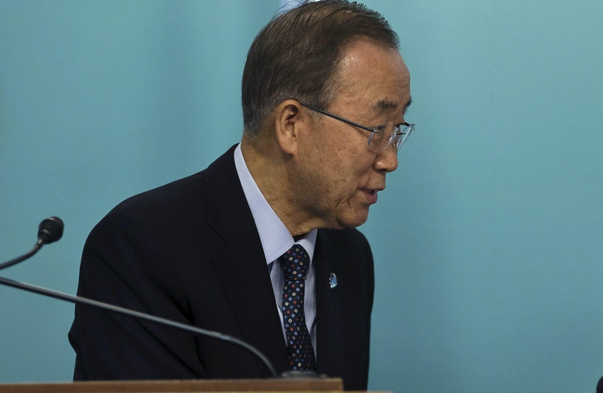 Israel's Prime Minister Benjamin Netanyahu (R) and U.N. Secretary-General Ban Ki-moon shake hands during a joint statement to the media in Netanyahu's office in Jerusalem October 20, 2015. Ban urged Palestinians and Israel on Tuesday to step back from a 