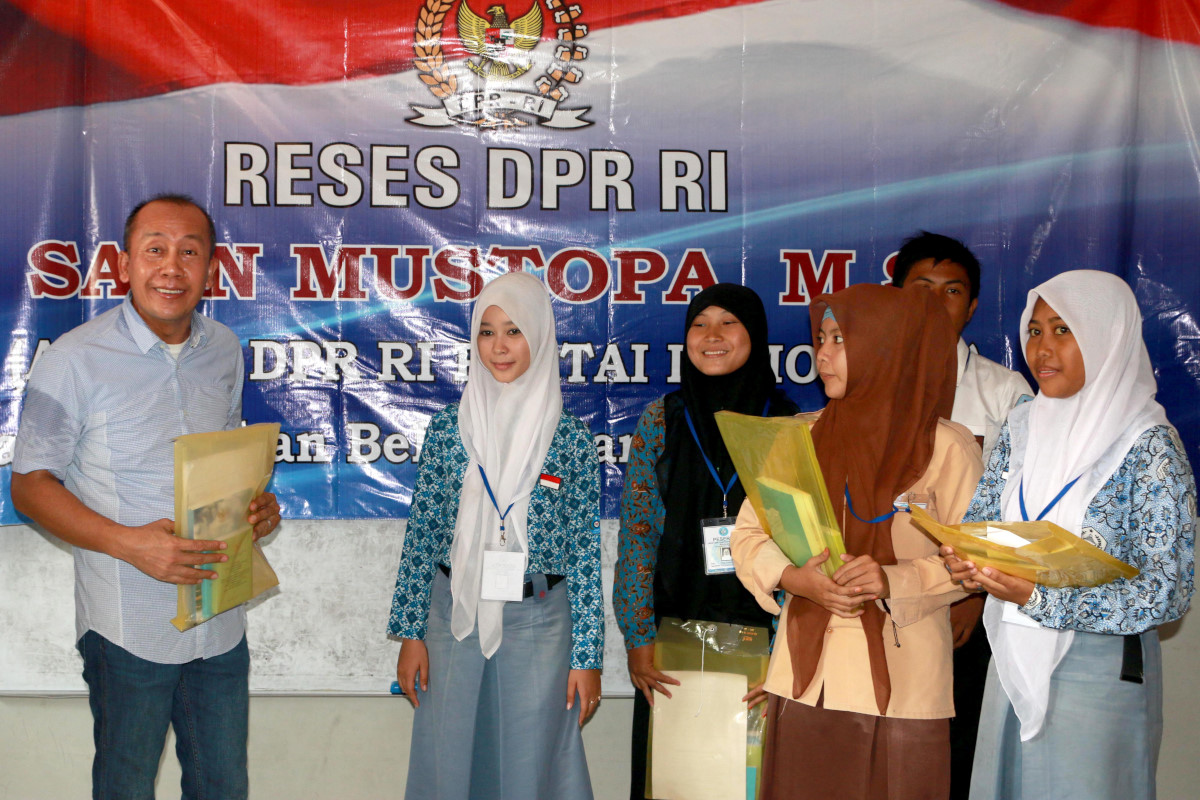 anggota dpr ri fraksi partai demokrat saan mustopa (kiri) secara simbolis menyerahkan materi pelatihan dasar kepemimpinan kepada perwakilan siswa/i se-slta kabupaten karawang, jawa barat, minggu (21/12). pelatihan tersebut diikuti 123 peserta dari 22 sekolah se kabupaten karawang. pelatihan dasar ini digelar untuk mengisi masa reses di daerah pemilihannya karawang. pelatihan dasar ini untuk memberikan pemahaman substantif mengenai politik sehingga siswa tidak apatis kepada dunia politik. RESES ANGGOTA DPR
