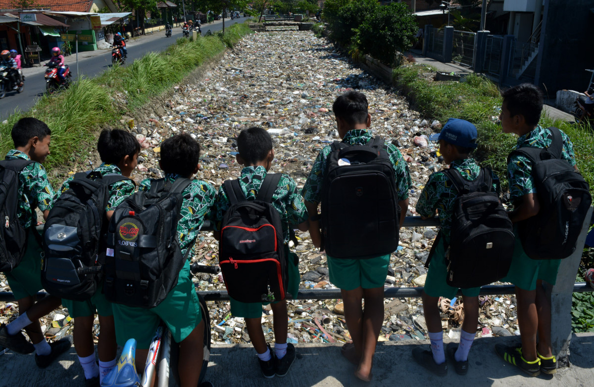 Sejumlah anak melihat tumpukan sampah yang memenuhi sungai di kawasan Gedangan, Sidoarjo, Jawa Timur, Rabu (29/7). Penumpukan sampah sepanjang 500 Meter tersebut akibat kemarau panjang yang membuat air sungai mengering. ANTARA FOTO/Umarul Faruq/Zk/Rei/pd/15.