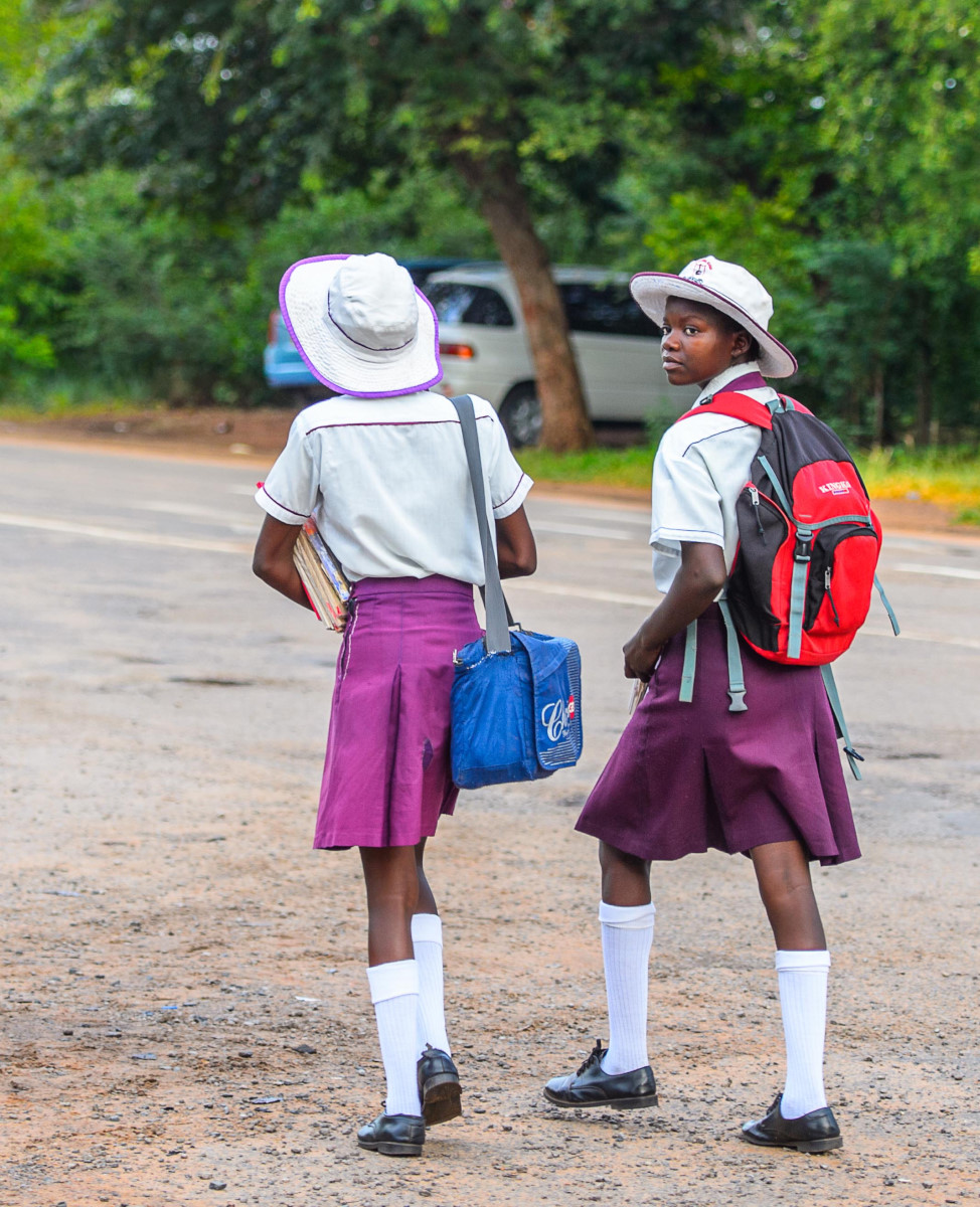 VICTORIA FALLS, ZIMBABWE - 14 Januari 2016: siswa Zimbabwe Unidentified pergi ke sekolah. 83 persen dari orang Zimbabwe milik kelompok Shona Etika FOTO/SHUTTERSTOCK