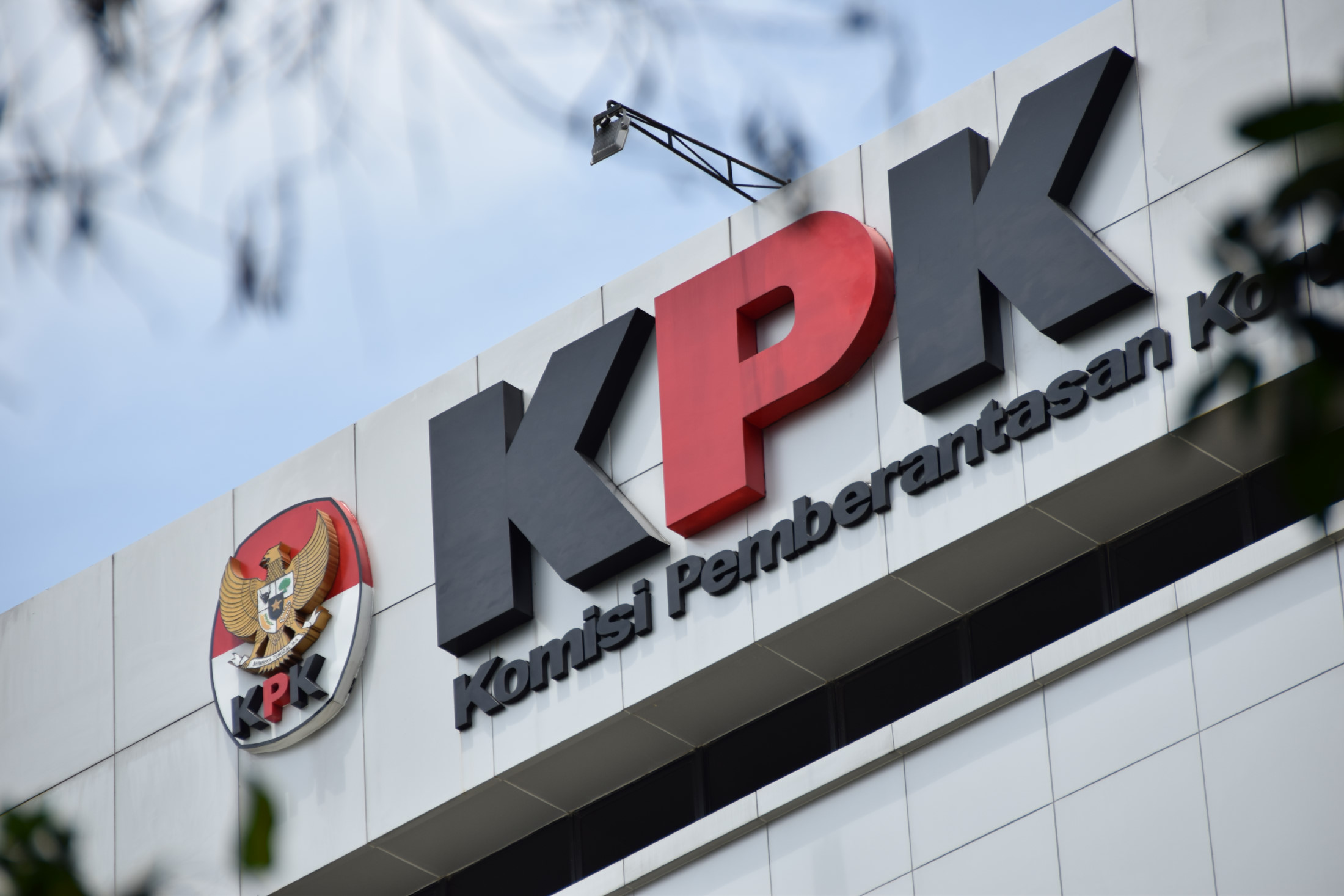 KPK Tangkap Walikota Non Aktif Cimahi dan Suaminya KPK Tangkap Walikota Non Aktif Cimahi dan Suaminya