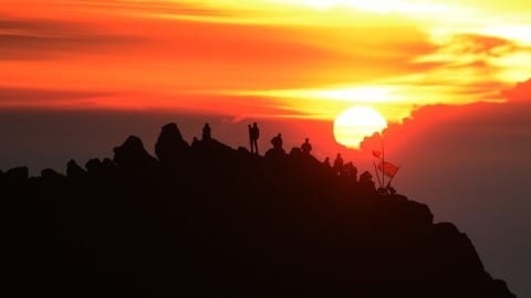 pendaki menikmati matahari terbit di puncak gunung arjuno, pasuruan, jawa timur, minggu (24/4). gunung arjuno adalah sebuah gunung berapi kerucut (istirahat) di jawa timur, dengan ketinggian 3.339 m dpl dan merupakan salah satu tujuan pendakian di indonesia. antara foto/zabur karuru/pd/16 GUNUNG ARJUNO