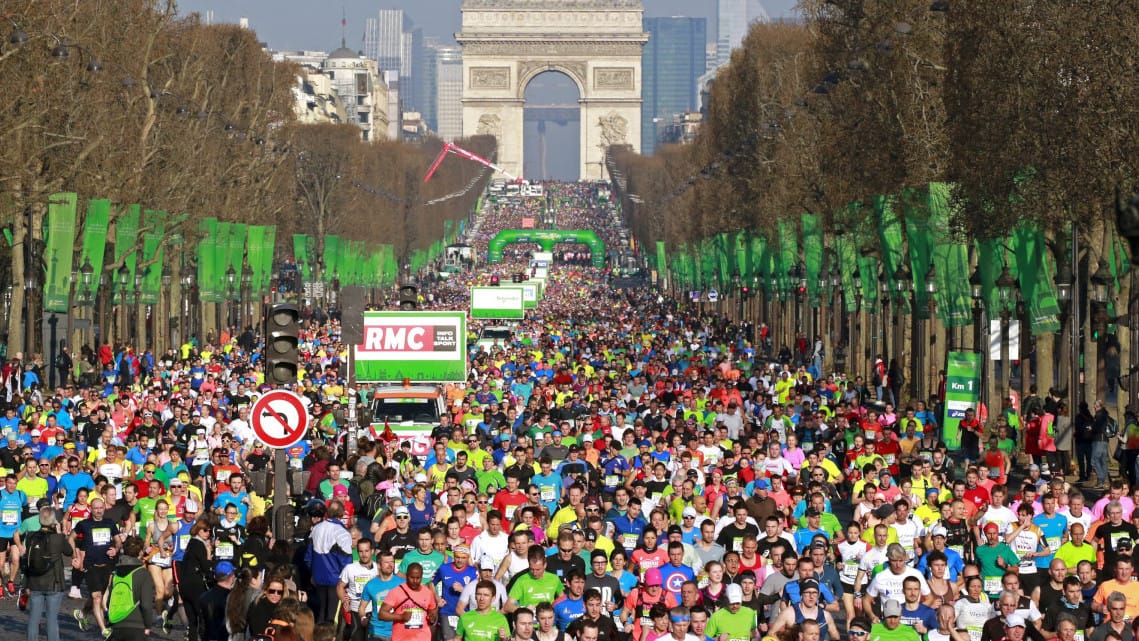 Peserta berlari menuruni Champ Elysees Maraton Paris