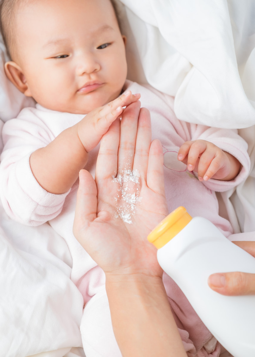 5 Rekomenasi Bedak Padat untuk Bayi yang Aman di Kulit Sensitif