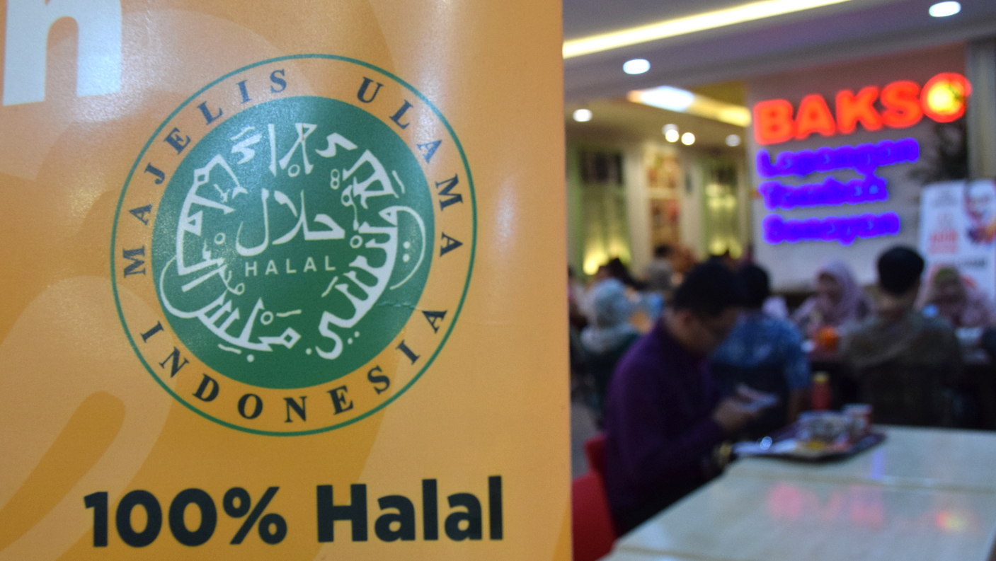 logo label halal terpampang di restoran, jakarta. tirto/andrey gromico Logo label halal
