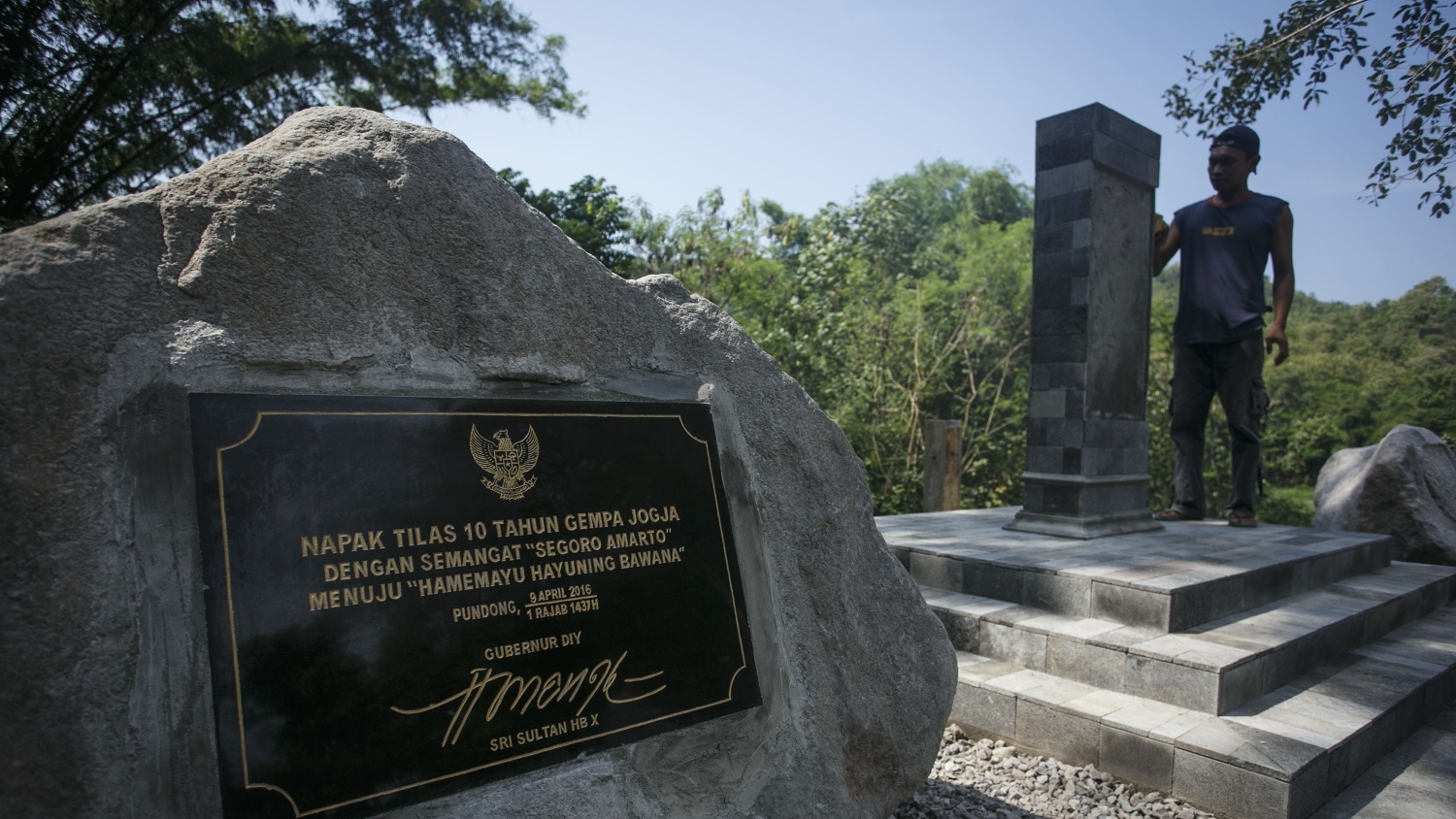 MONUMEN PERINGATAN GEMPA YOGYAKARTA