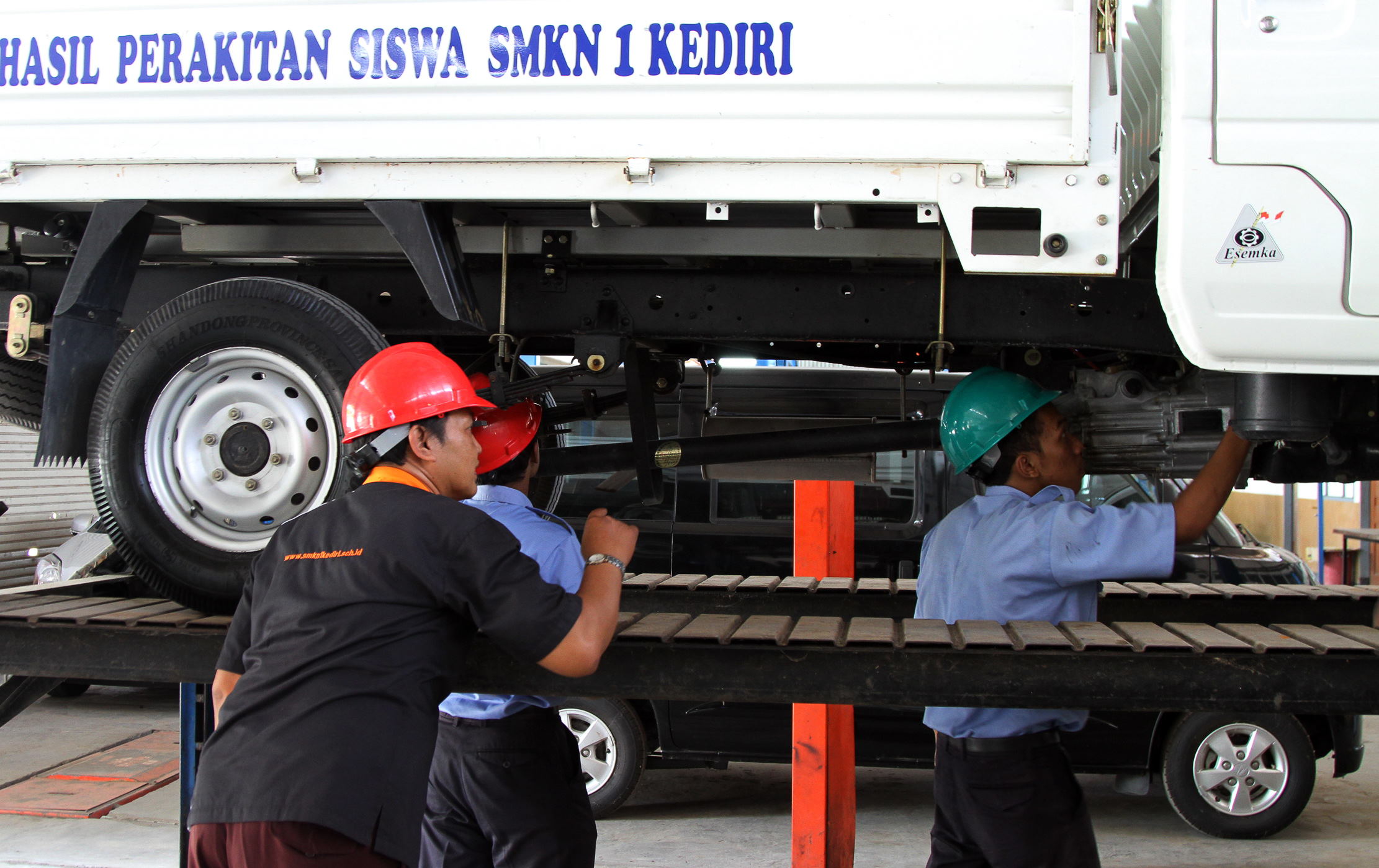 Tunggang Menunggang Di Mobil Esemka TirtoID