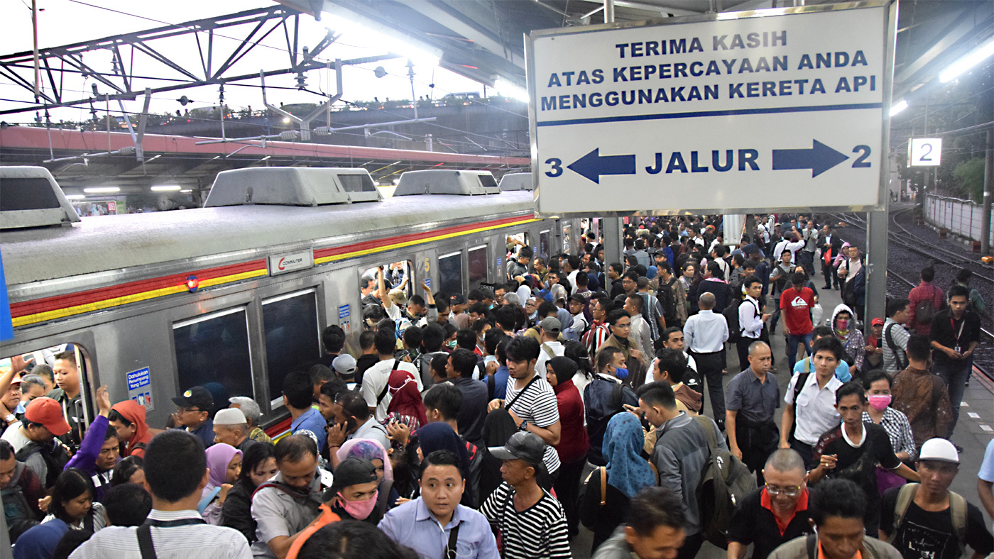 penumpang kereta dan bonus demografi