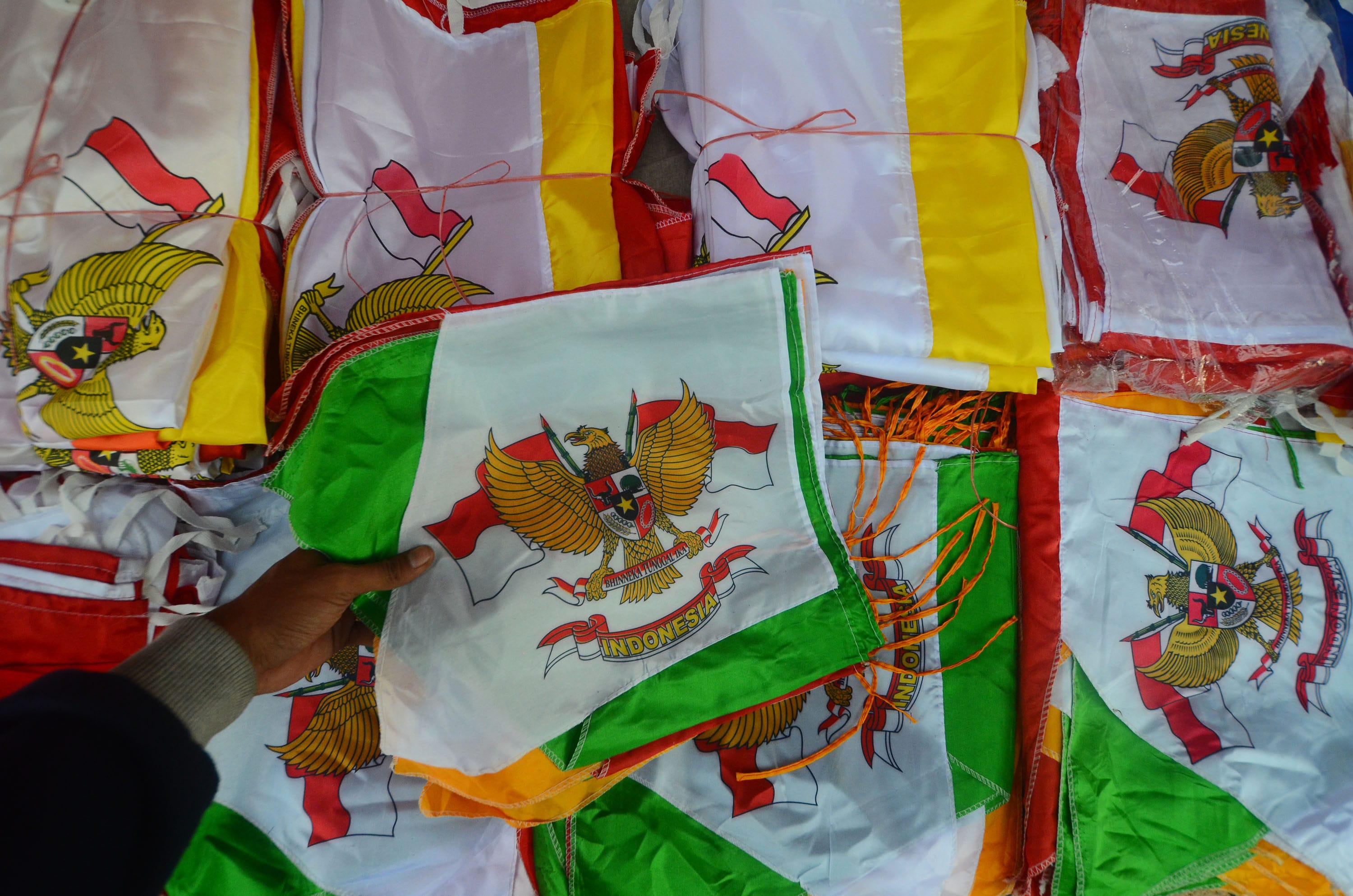 OMSET PENJUALAN PERNAK PERNIK KEMERDEKAAN