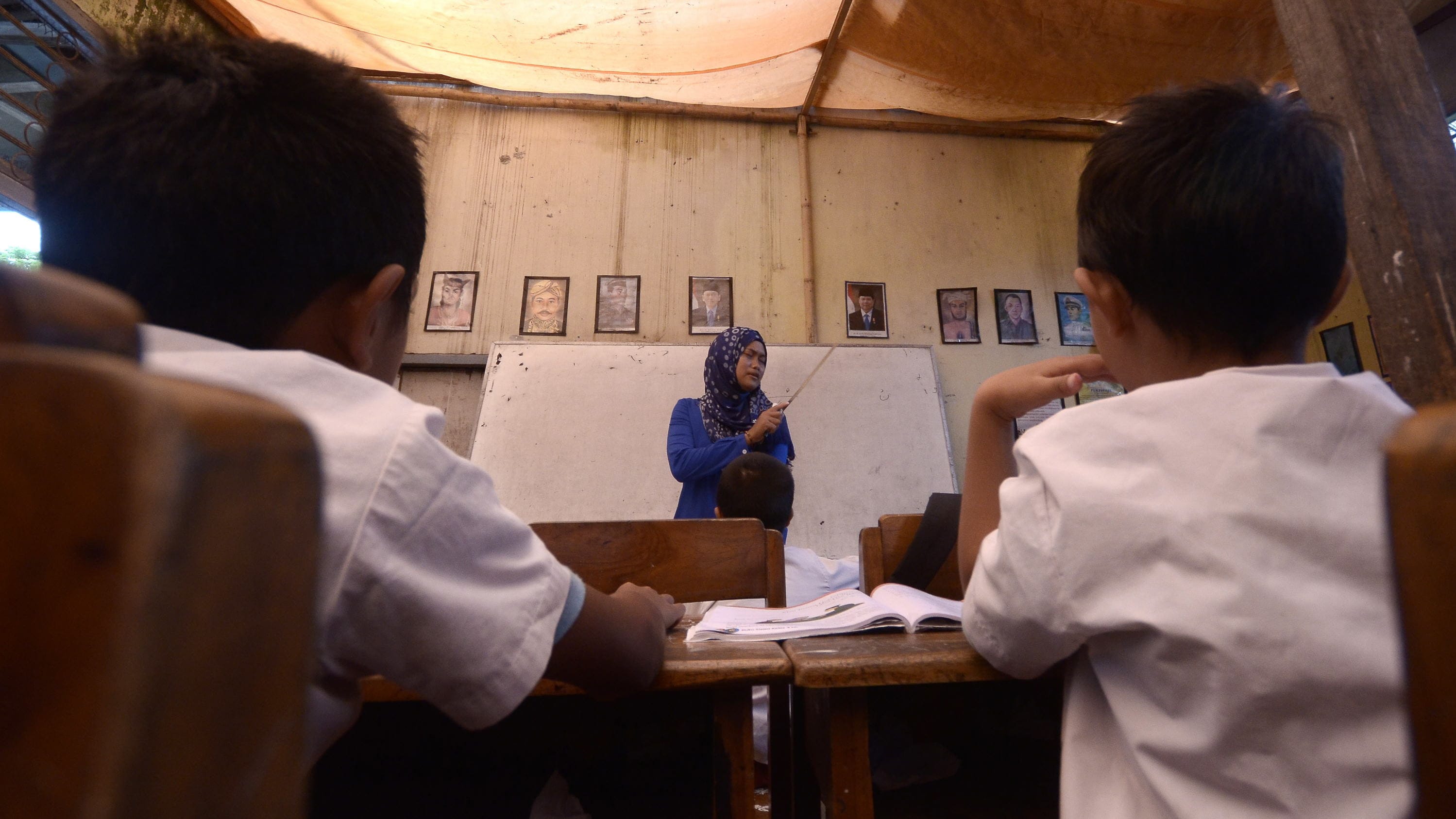 Aktivitas belajar mengajar di ruang kelas Sekolah Dasar Madrasah Ibtidaiyah Attaqwa di Makassar, Sulsel, Senin (12/1). Pemerintah akan mengalokasikan anggaran pendidikan APBN 2015 mencapai Rp. 400 triliun lebih guna memperbaiki mutu pendidikan. ANTARA FOTO/Dewi Fajriani/Rei/Spt/15. PERBAIKI MUTU PENDIDIKAN