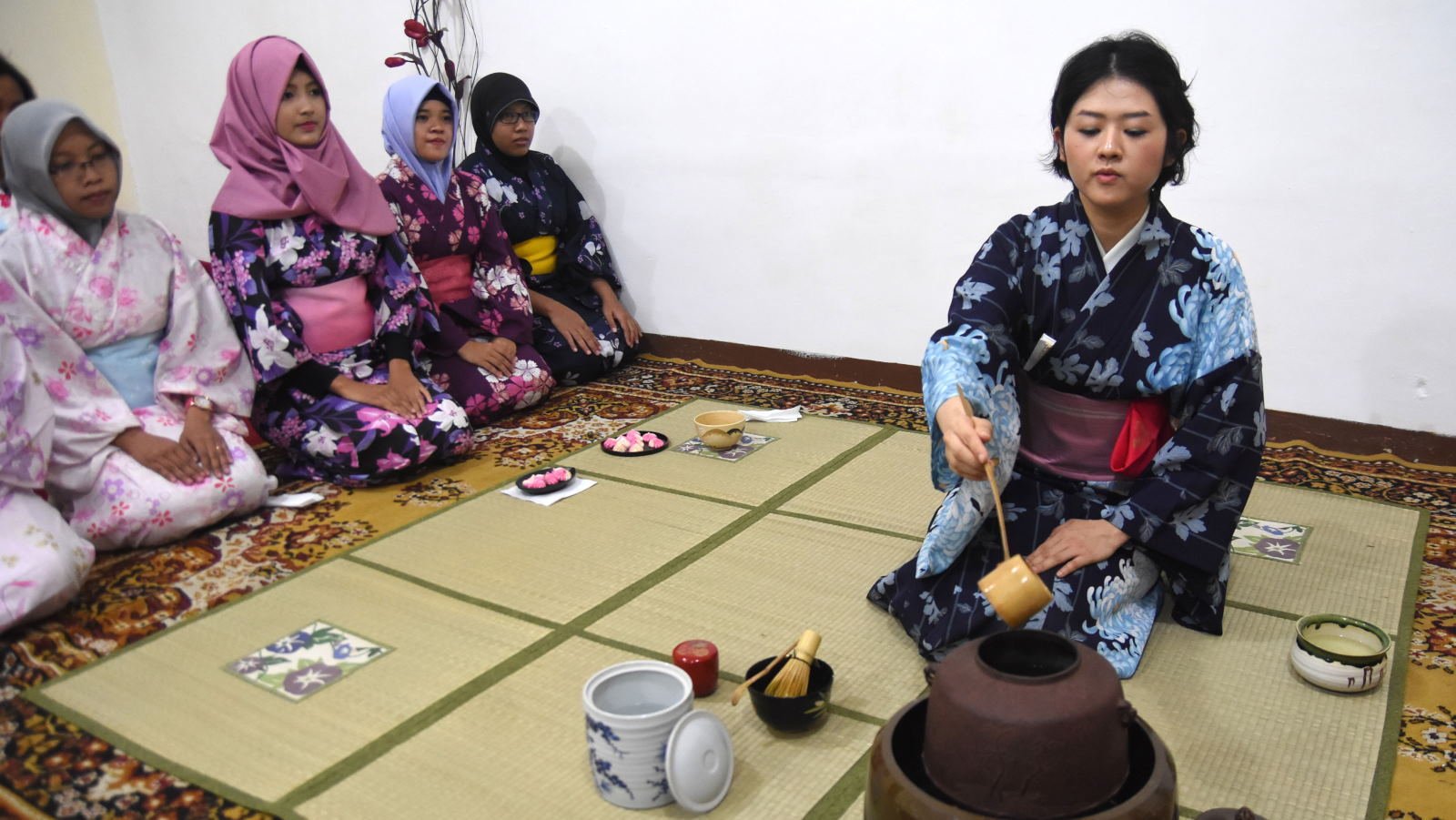 LATIHAN TATA CARA MINUM TEH JEPANG