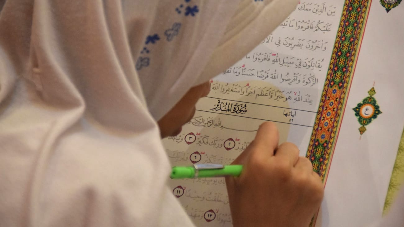 santri menulis mushaf alquran 