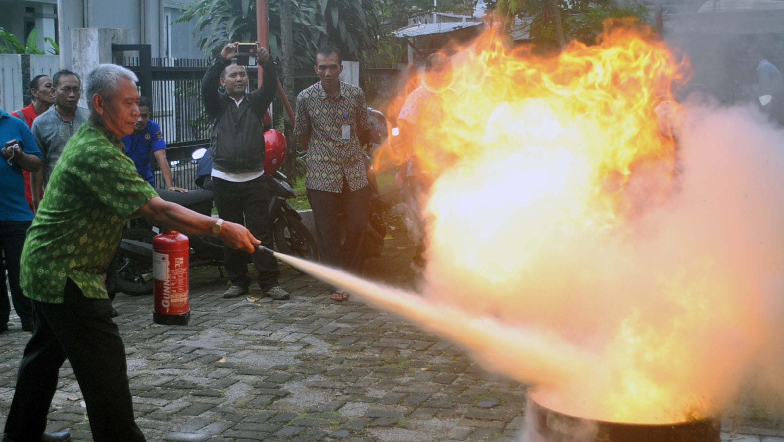 SIMULASI PENANGGULANGAN KEBAKARAN