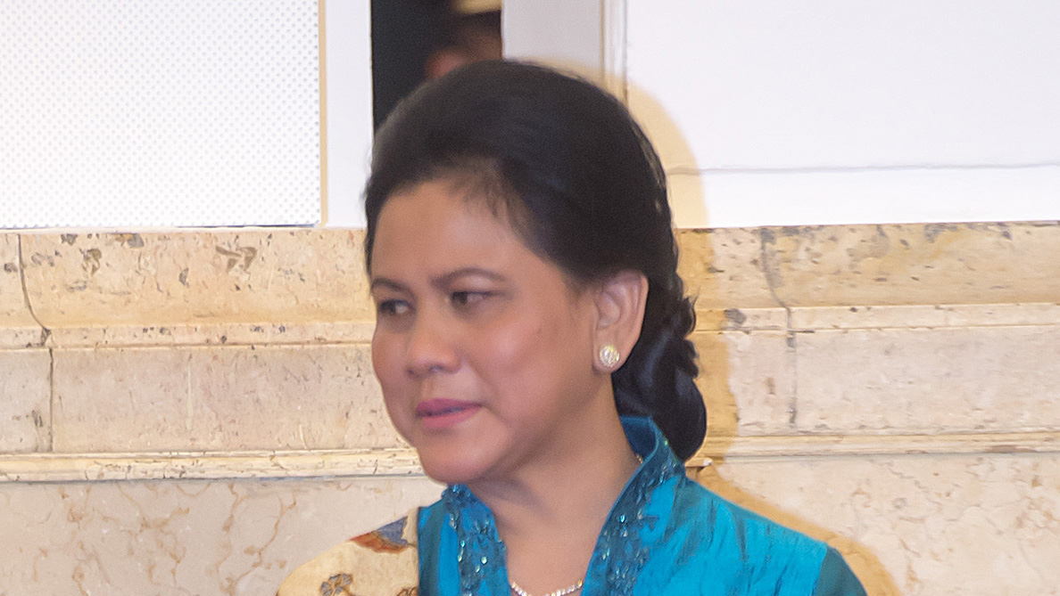 Ibu Negara Pacaran dengan Anak SMA di Depan Jokowi 