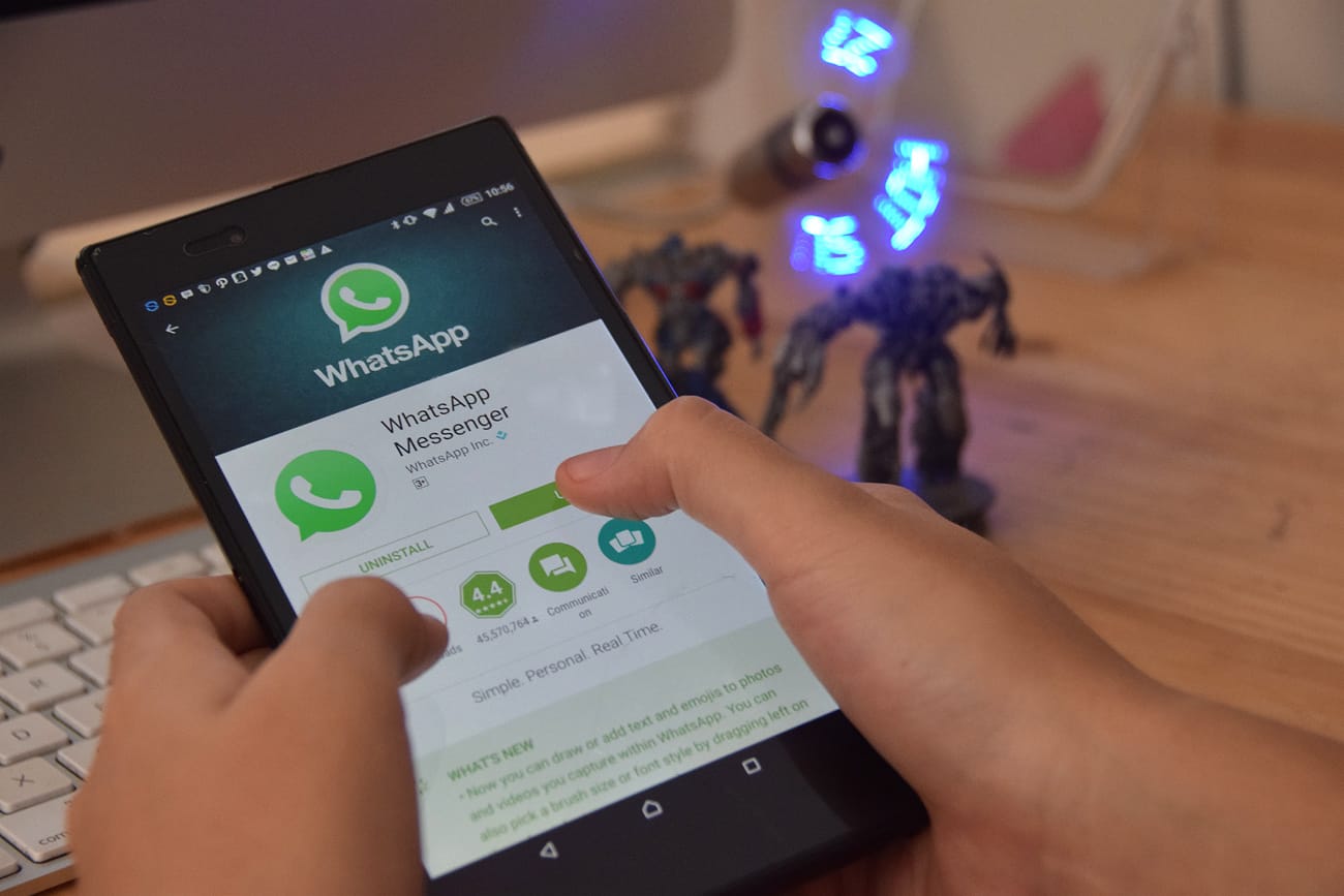 Ilustrasi pengguna aplikasi pesan instan whatsapp. TIRTO/Andrey Gromico pesan instan whatsapp