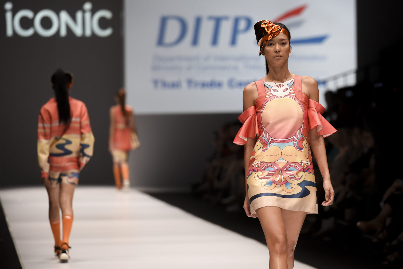 Indonesia Malaysia Bergandengan Di Jakarta Fashion Week TirtoID