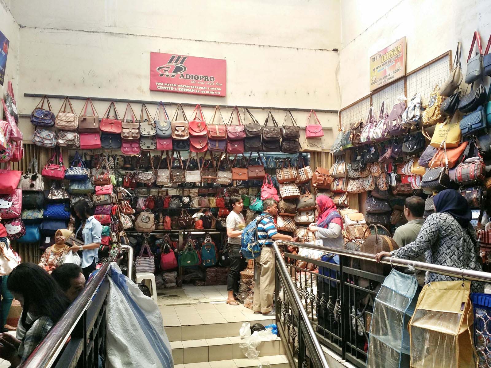 Brimob Menjaga Aktivitas Pedagang di Area Pasar Baru