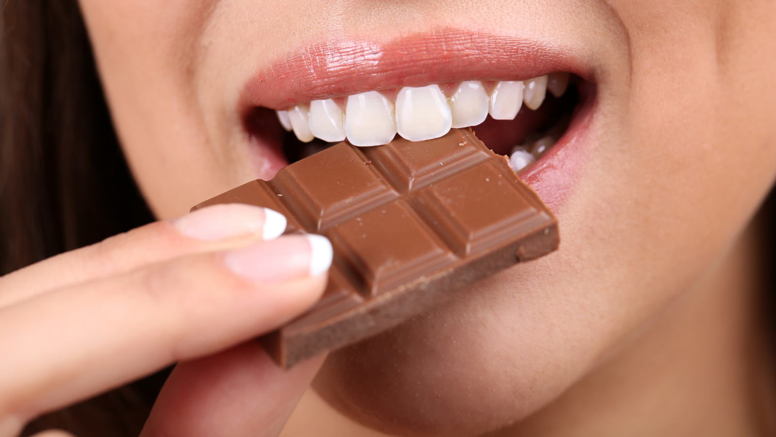 wanita makan cokelat toblerone