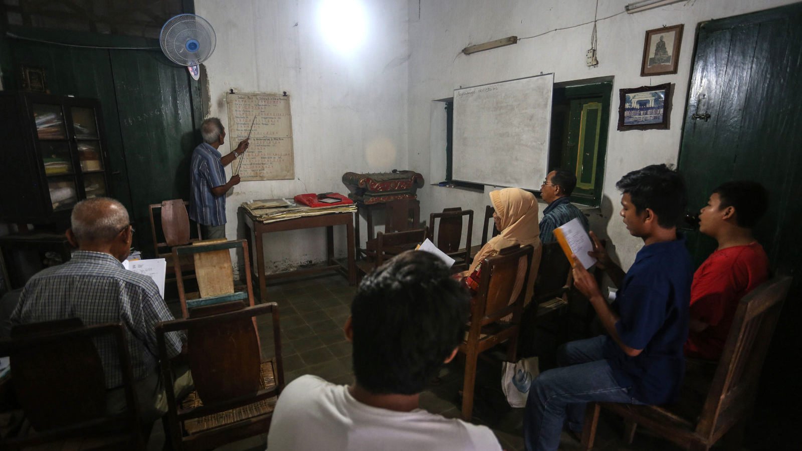 SEKOLAH MACAPAT TERKENDALA REGENERASI PENGAJAR