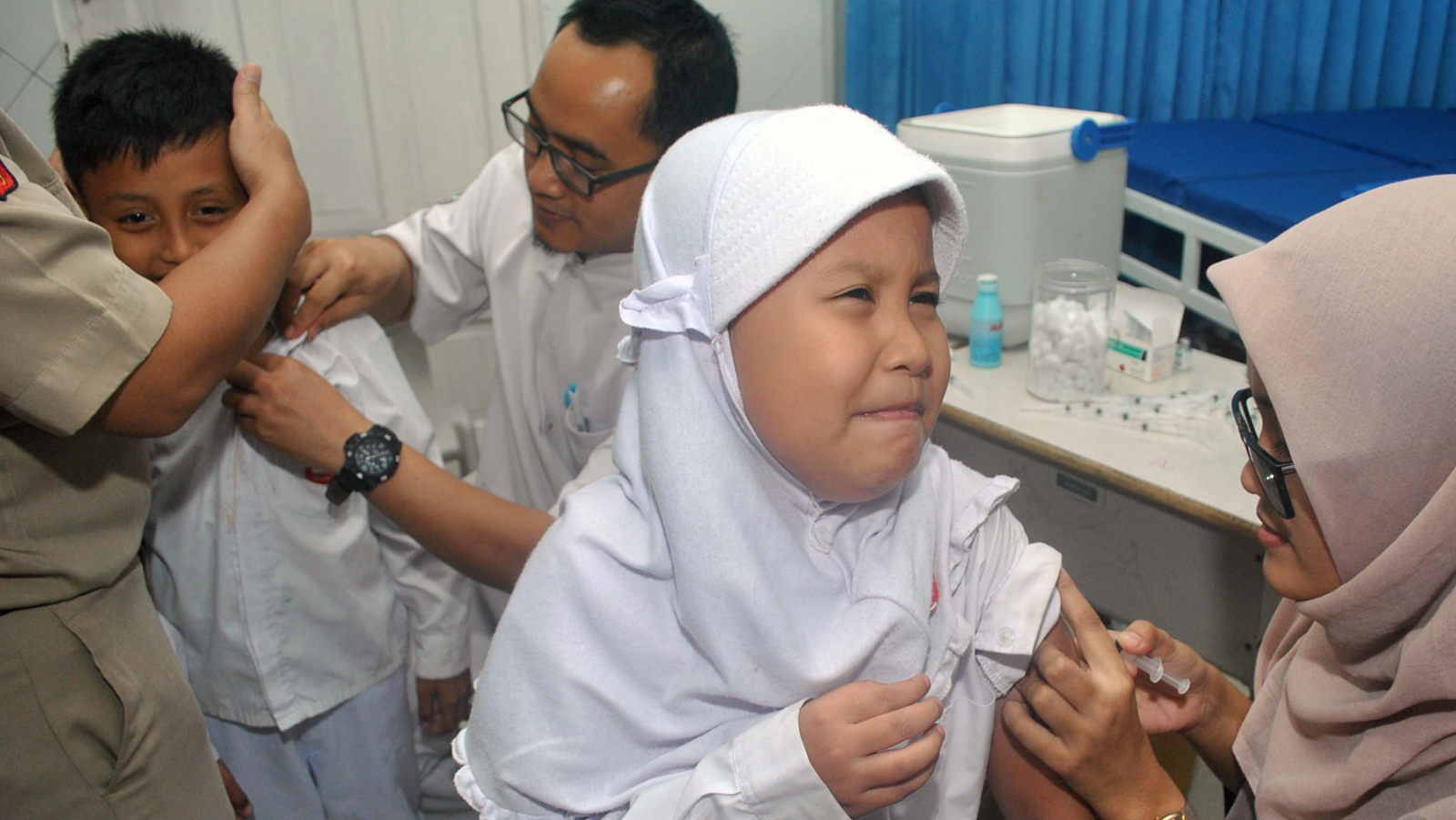 Hasil gambar untuk Bulan Imunisasi Anak Sekolah