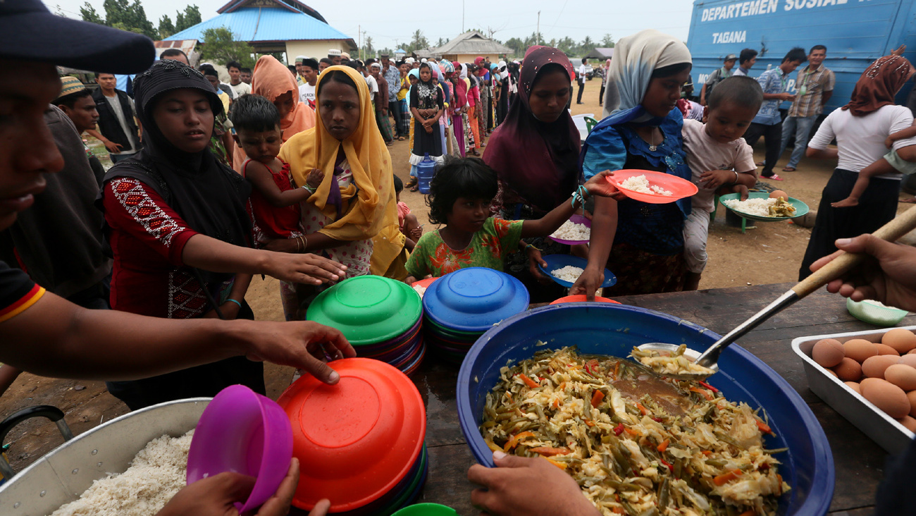 Jokowi Lepas 10 Kontainer Bantuan Kemanusiaan untuk Rohingya Jokowi Lepas 10 Kontainer Bantuan Kemanusiaan untuk Rohingya