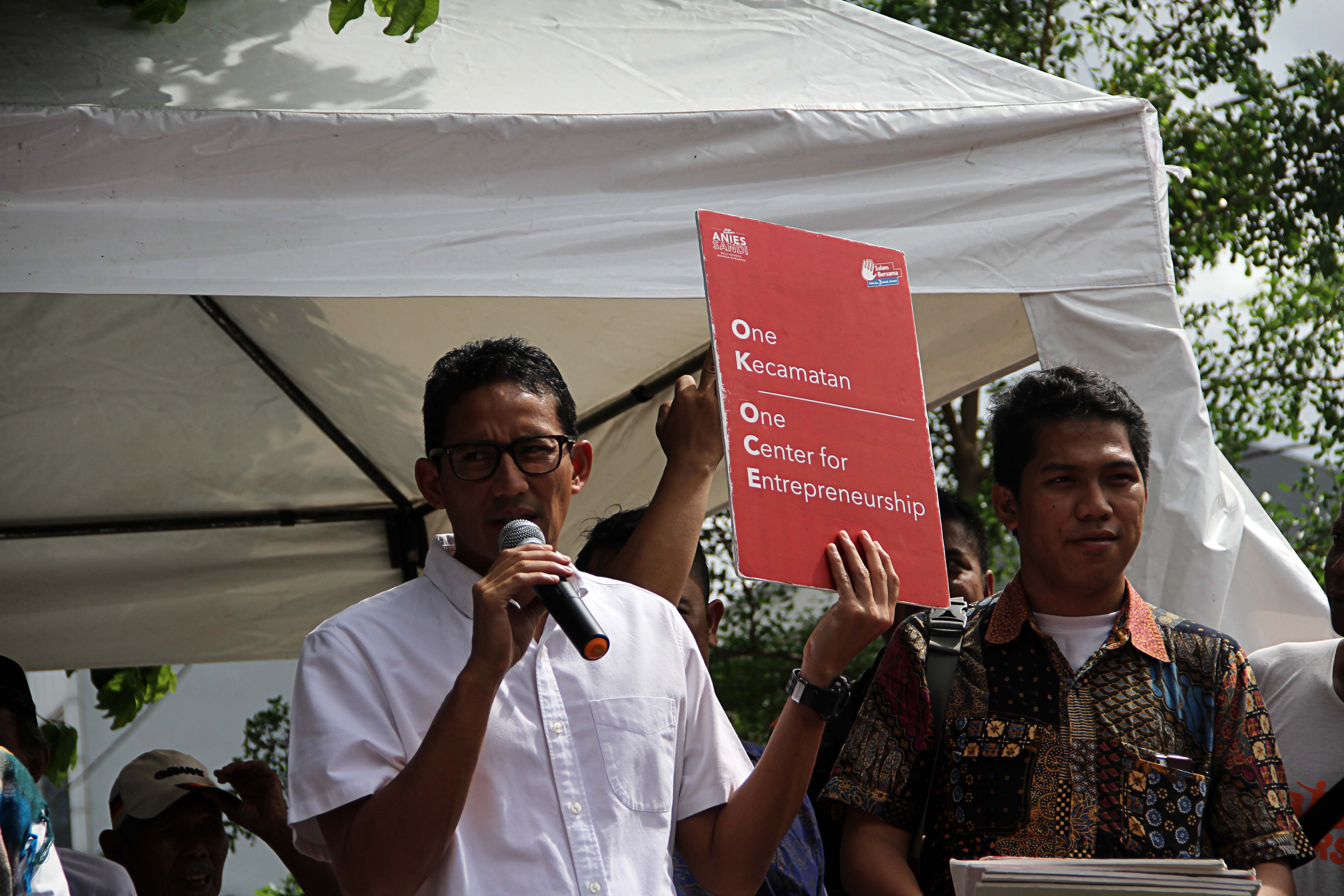 Sandiaga Pamerkan Sepatu Oke Oce Saat Lari di Bogor