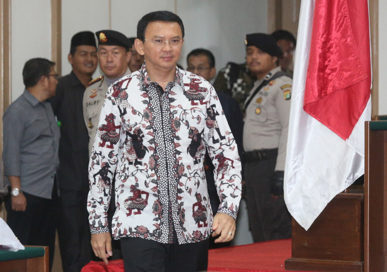 Image result for foto Ahok saat menjalani sidang ke-10