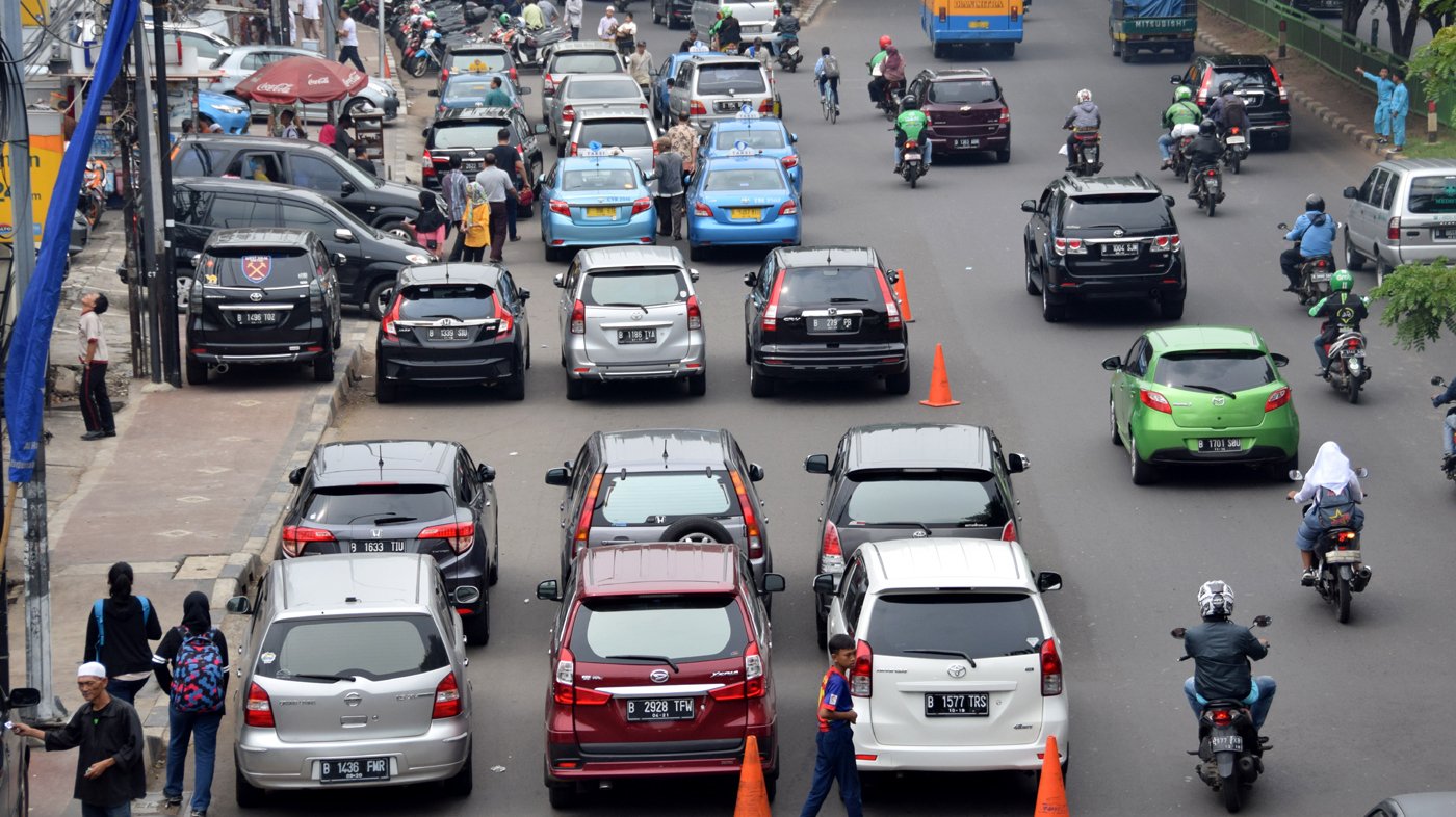 Saat Jalan Umum Jadi Garasi Mobil Pribadi Saat Jalan Umum Jadi Garasi Mobil Pribadi