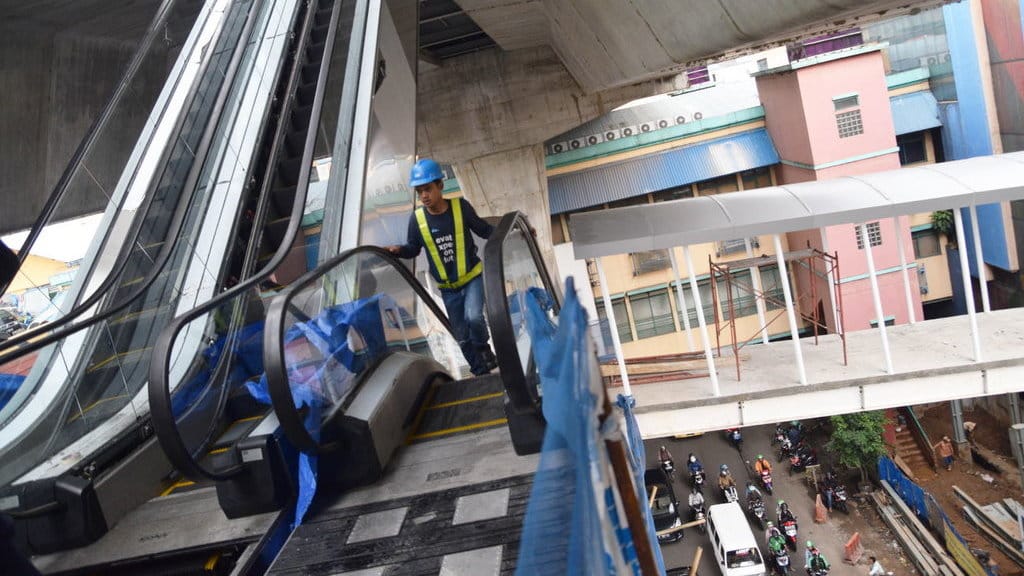 PEMASANGAN ESKALATOR HALTE TRANSJAKARTA 