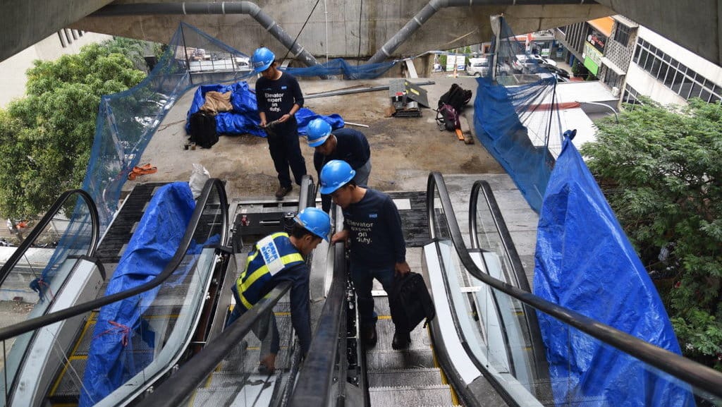 PEMASANGAN ESKALATOR HALTE TRANSJAKARTA 