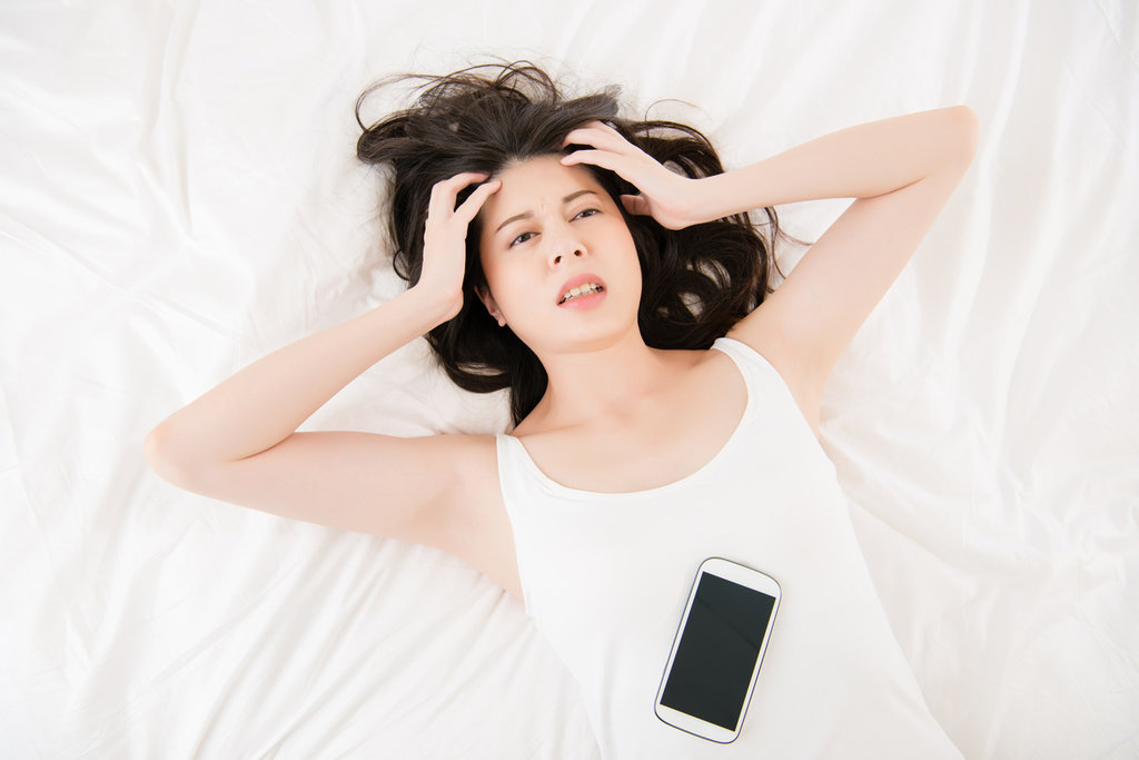 Bahaya Mengintai Orang yang Kerap Menunduk Menatap Gajet Bahaya Mengintai Orang yang Kerap Menunduk Menatap Gajet