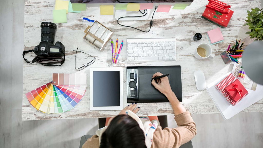 Desainer bekerja di depan PC. FOTO/Istock Freelance