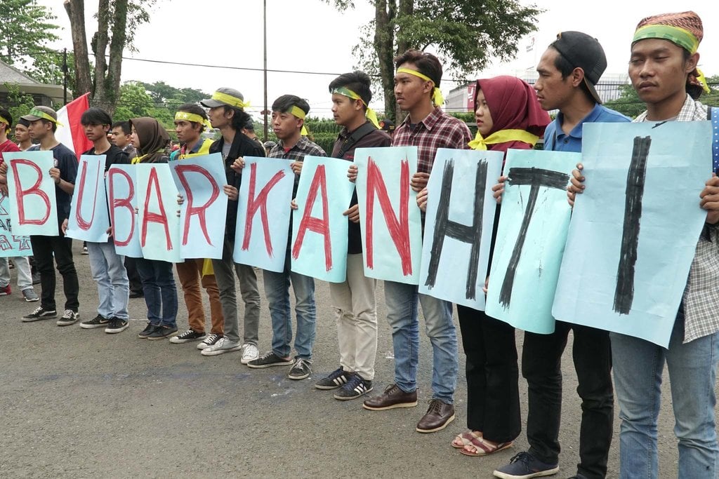 Hizbut Tahrir Indonesia Vs "Pancasila" dan "NKRI" Hizbut Tahrir Indonesia Vs "Pancasila" dan "NKRI"
