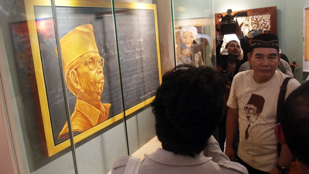 Pengunjung melihat lukisan berjudul Monumen Tut Wuri Handayani, karya Rohadi Cumik yang merupakan salah satu dari 10 lukisan terbaik pada Pameran Lukisan Para Guru se-JABODETABEK, di Museum Bosoeki Abdullah, Jakarta Selatan, Kamis (4/5). ANTARA FOTO/Dodo Karundeng PAMERAN LUKISAN PARA GURU