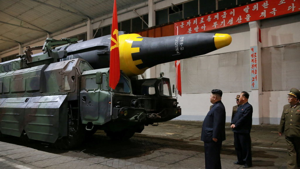 korea Utara Kim Jong Un memeriksa roket balistik