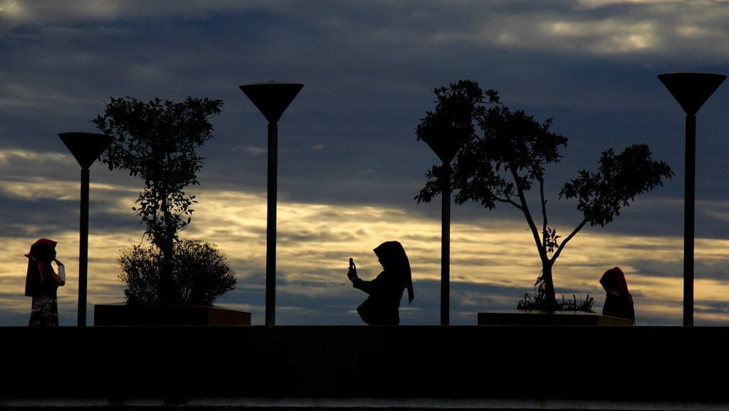 NGABUBURIT DI ANJUNGAN PANTAI LOSARI