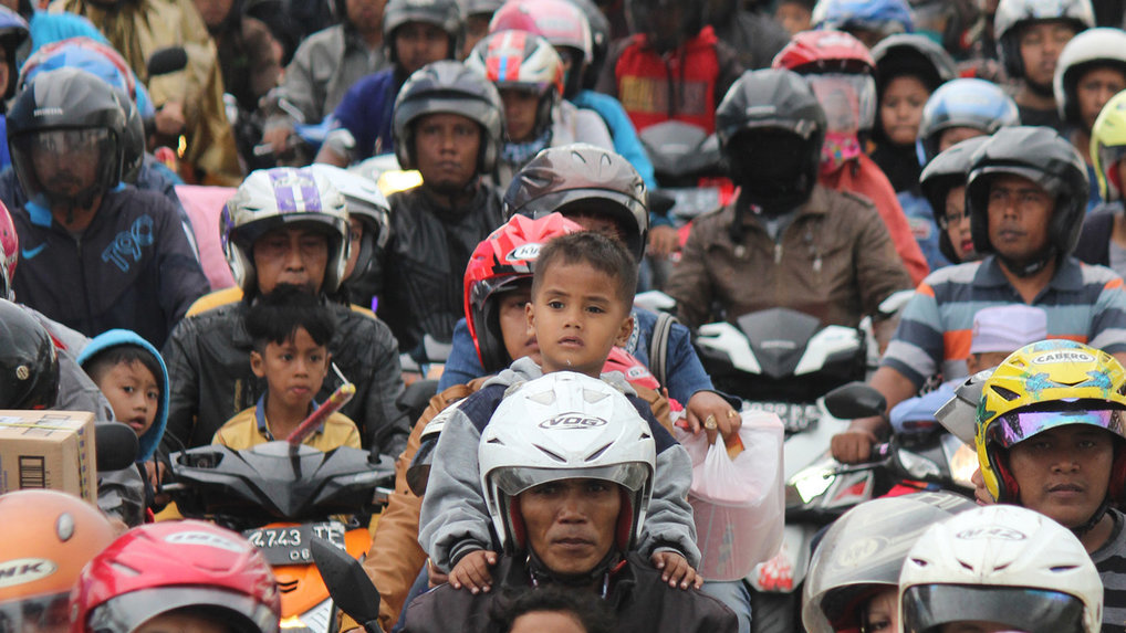 Pengendara roda dua antre memasuki pintu tol Jembatan Suramadu di sisi Surabaya, Jawa Timur, Sabtu (24/6). ANTARA FOTO/Moch Asim. PUNCAK ARUS MUDIK SURAMADU