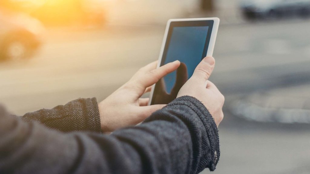 Ilustrasi Sharing Informasi Via Smartphone