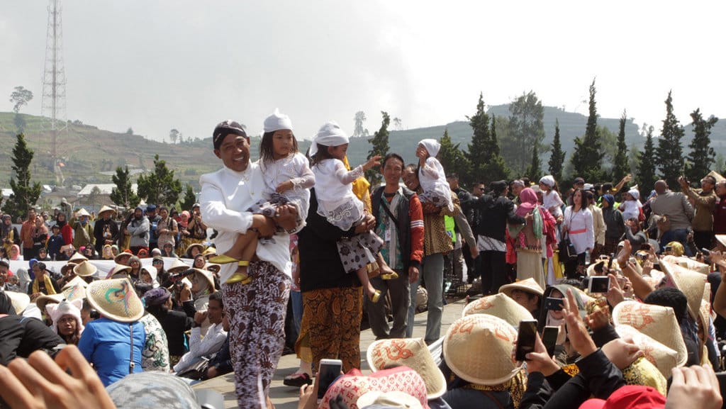 PEMOTONGAN RAMBUT GEMBEL