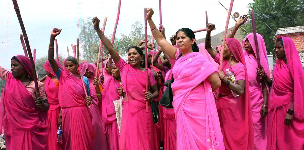 Gulabi Gang: Pentungan Bambu untuk Pelaku Perkosaan Gulabi Gang: Pentungan Bambu untuk Pelaku Perkosaan